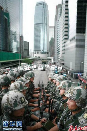 港独分子强闯驻港部队解放军被赞表现克制（图）