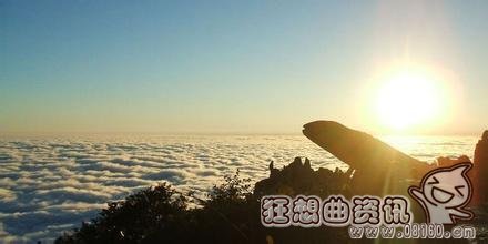 去泰山看日出最佳时间，国庆节山东游客裹军大衣夜登泰山看日出