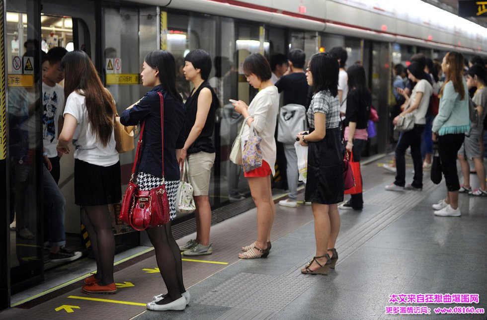 地铁女子在车厢发生的事,女子拦地铁被乘客踢飞