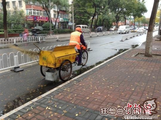 美女环卫工开车捡垃圾图，中国环卫工现状调查