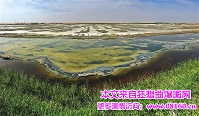 内蒙古沙漠现巨型排污池，内蒙古腾格里沙漠非法排污