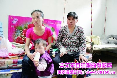 英男子将妻子捉奸在床，妻子当街被10余名男子