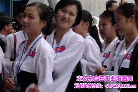 朝鲜女士兵尴尬穿军装图片，朝鲜女士兵尴尬图片