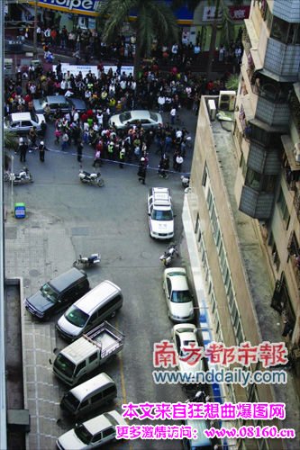 一男子自杀,警方将其击毙，男子超市劫持女子与警方对峙