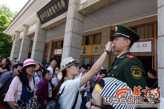 女游客为站岗武警擦汗，揭秘最美女游客