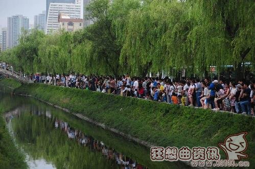 青岛杀害少女嫌犯指认现场，青岛抢劫杀人案成功告破